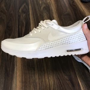 NIKE AIRMAX THEA PREMIUM SUMMIT WHITE SIZE 8.5